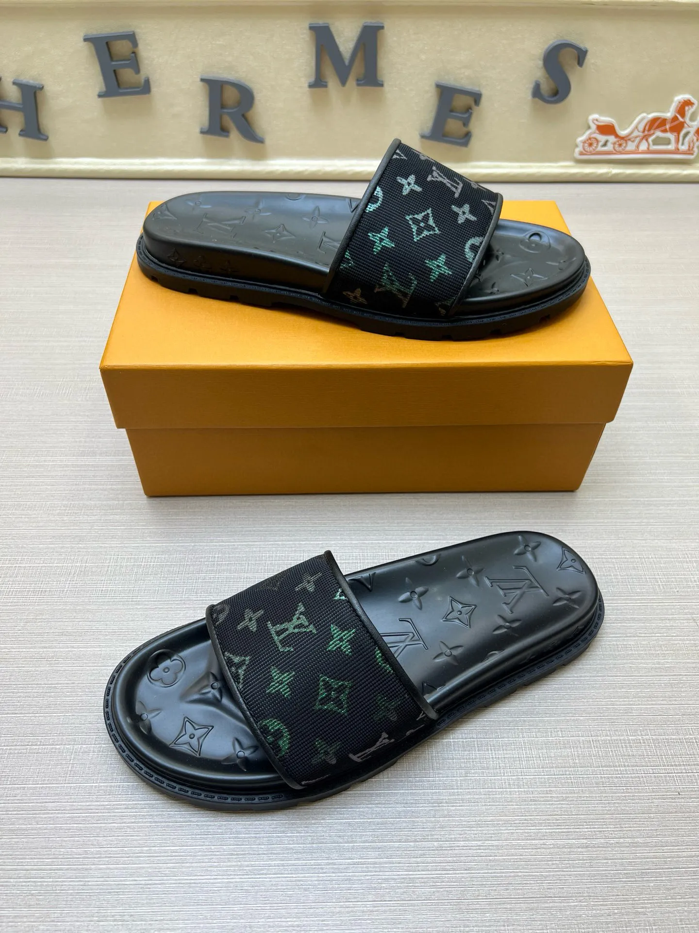 P270🏆Louis Vuitton 🏆[Louis Vuitton] Spring/Summer 2025 [Men's Flip Flops] 🎯🎯As an active family in the fashion industry ⭐ Lv is characterized by bold innovation ⚡Create this casual business style for Chinese fashionable men ✨The fabric is made of imported high-grade cowhide 🔥 Clean and neat ⚡Fashionable and elegant🌹Breathable, sweat-absorbent and deodorant👈So luxurious, high-end and domineering. 👍Must be sold if you repost the picture. Number of yards: 38--46. Color: 🎉 For large quantities. Welcome to repost.